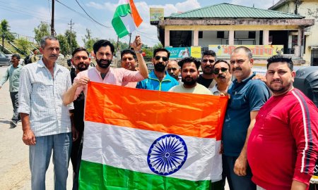 सुंदर नगर में युवाओं ने तिरंगा बांटकर जगाया देश प्रेम का जज्बा