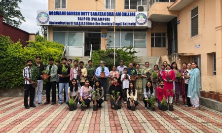 जीजीडीएसडी महाविद्यालय में एक पौधा, एक विदाई अभियान 