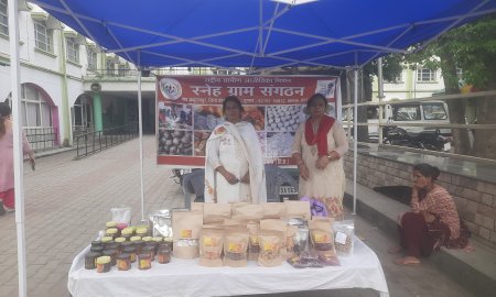 संयुक्त कार्यालय भवन के प्रांगण में लगा हिम इरा स्टाल