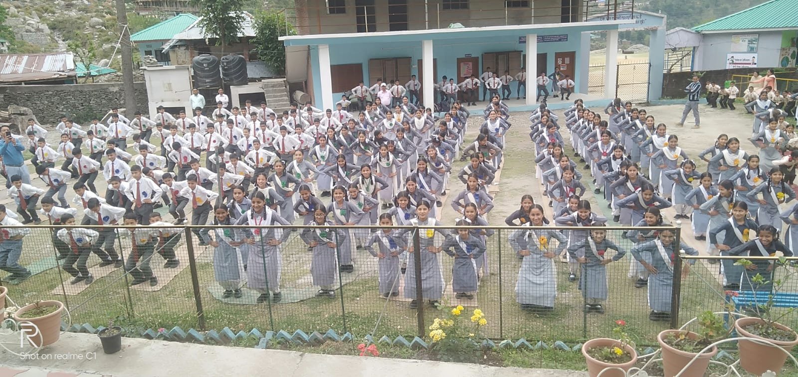 धारकंडी की सुरम्य पर्वतीय श्रंखलाओं के स्कूलों में योग सत्र का आयोजन 