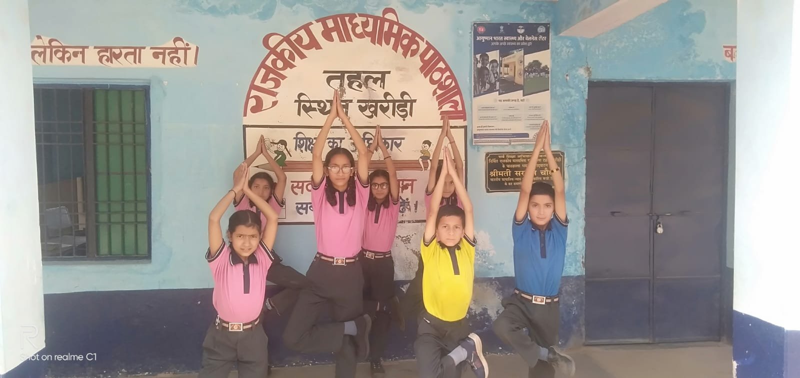 धारकंडी की सुरम्य पर्वतीय श्रंखलाओं के स्कूलों में योग सत्र का आयोजन 