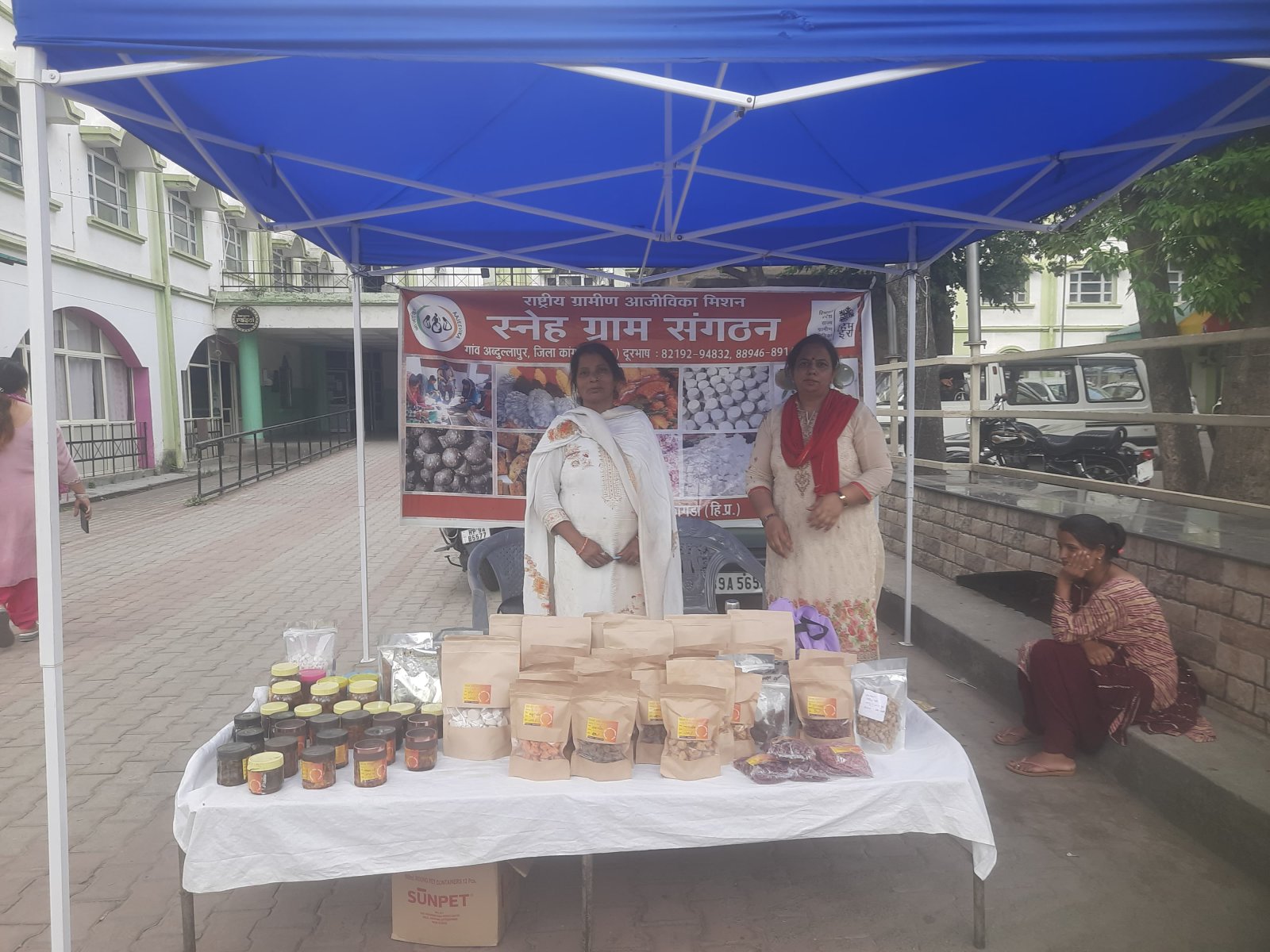 संयुक्त कार्यालय भवन के प्रांगण में लगा हिम इरा स्टाल