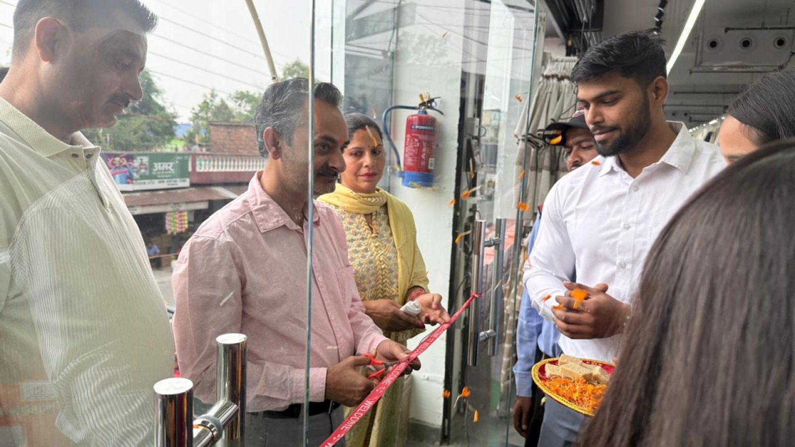 वीरता में खुला V2 रिटेल लिमिटेड का स्टोर, उपाध्यक्ष हिमाचल पथ परिवहन निगम अजय वर्मा ने किया शुभारम्भ