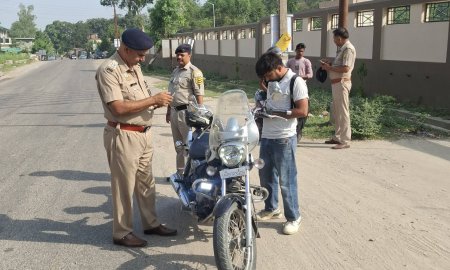 नादौन पुलिस का 'नो-नंबर प्लेट' अभियान: 10 वाहनों के चालान कटे
