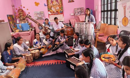 कन्या विद्यालय नादौन में भारतीय भाषा ग्रीष्मकालीन शिविर के तीसरे दिन कला, संगीत, नृत्य व चित्रकला का आयोजन