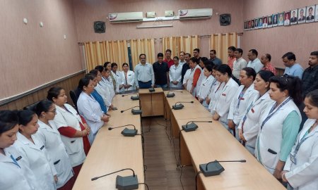 विमान हादसे में जान गंवाने वालों की याद में टांडा मेडिकल कॉलेज में दो मिनट का मौन