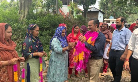 हिमाचल पथ परिवहन निगम के उपाध्यक्ष अजय वर्मा ने सिंबल खोली पंचायत पहुंचकर सुनी लोगों की जन समस्याएं