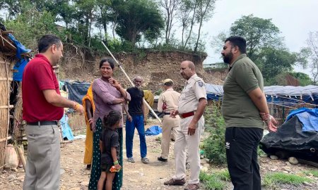 बरसात का कहर: असुरक्षित झुग्गियों से हटाए गए प्रवासी