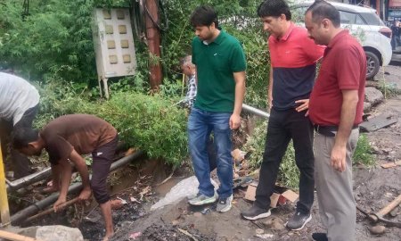 बस अड्डा के पास बंद नाली ने बढ़ाई मुसीबत, दुकानों में भरा कीचड़ और मलबा 