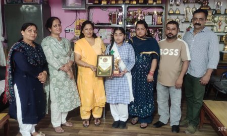 रियलिटी शो "किसमें कितना है दम" में नादौन की निधि सांघा बनी रनर अप