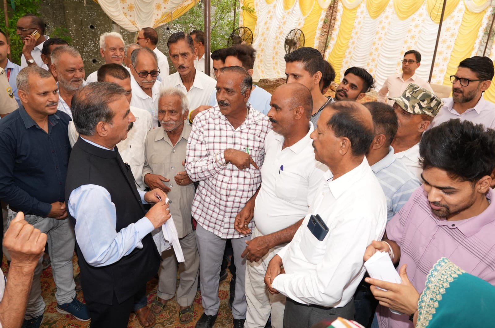 दो दिवसीय दौरे पर हमीरपुर पहुंचे CM, नादौन में जनता से की मुलाकात