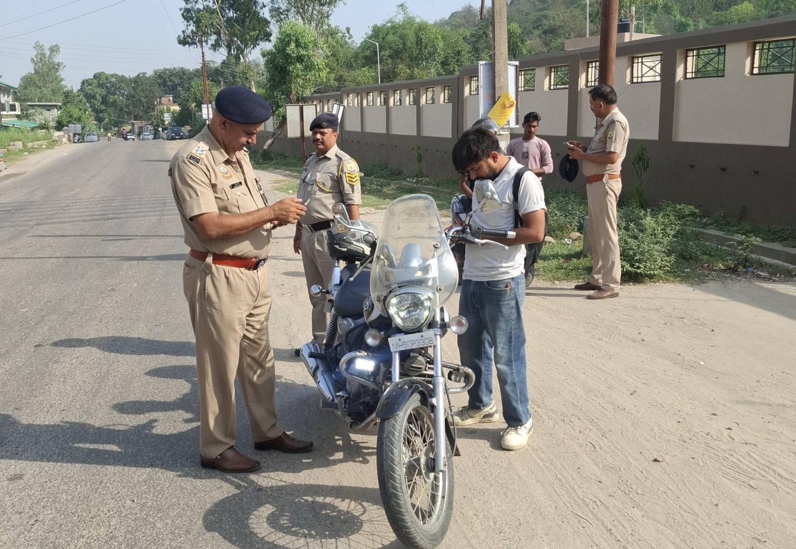 नादौन पुलिस का 'नो-नंबर प्लेट' अभियान: 10 वाहनों के चालान कटे