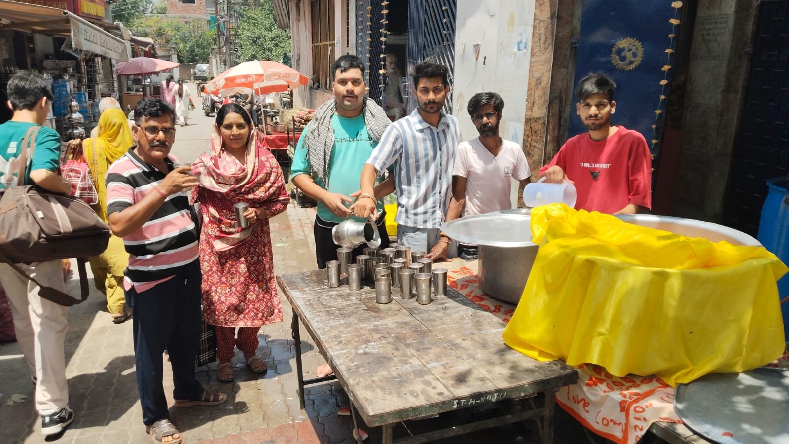 नादौन में अंबकेश्वर मंदिर के पास ठंडे पानी की छबील का आयोजन