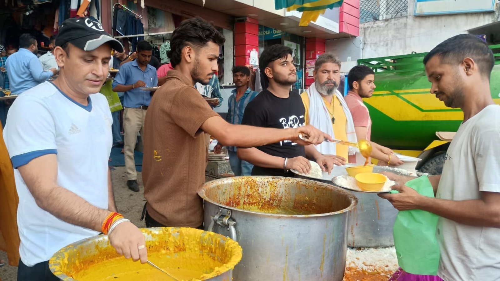 नादौन में भंडारे का आयोजन, सामाजिक एकता का दिया संदेश