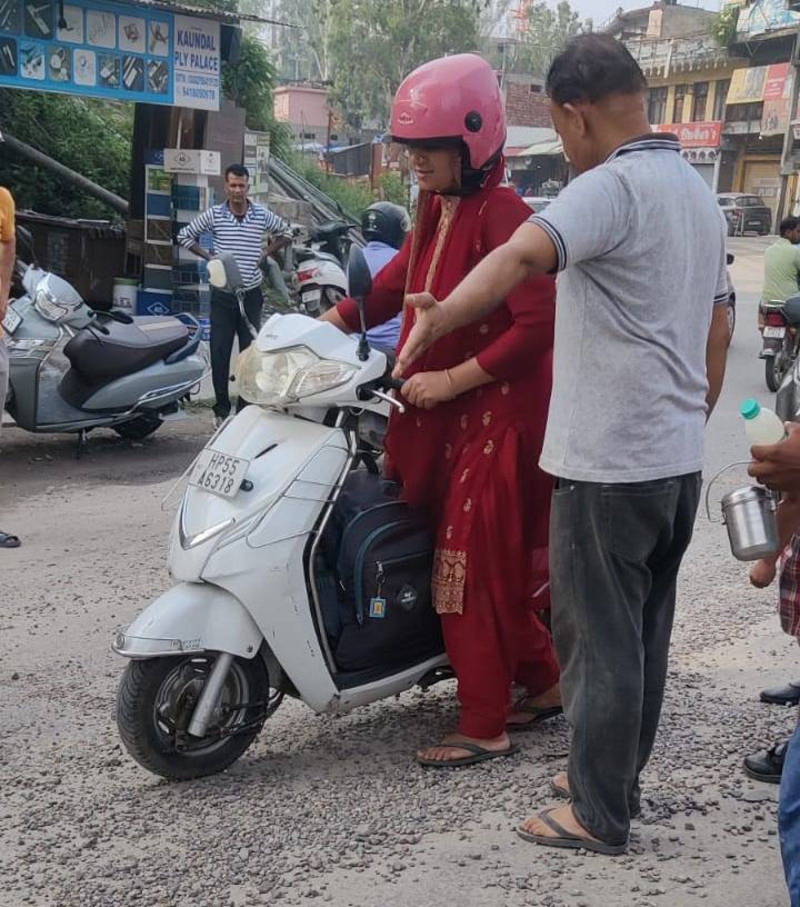 ज्वालामुखी मार्ग पर बजरी बना हादसों का कारण