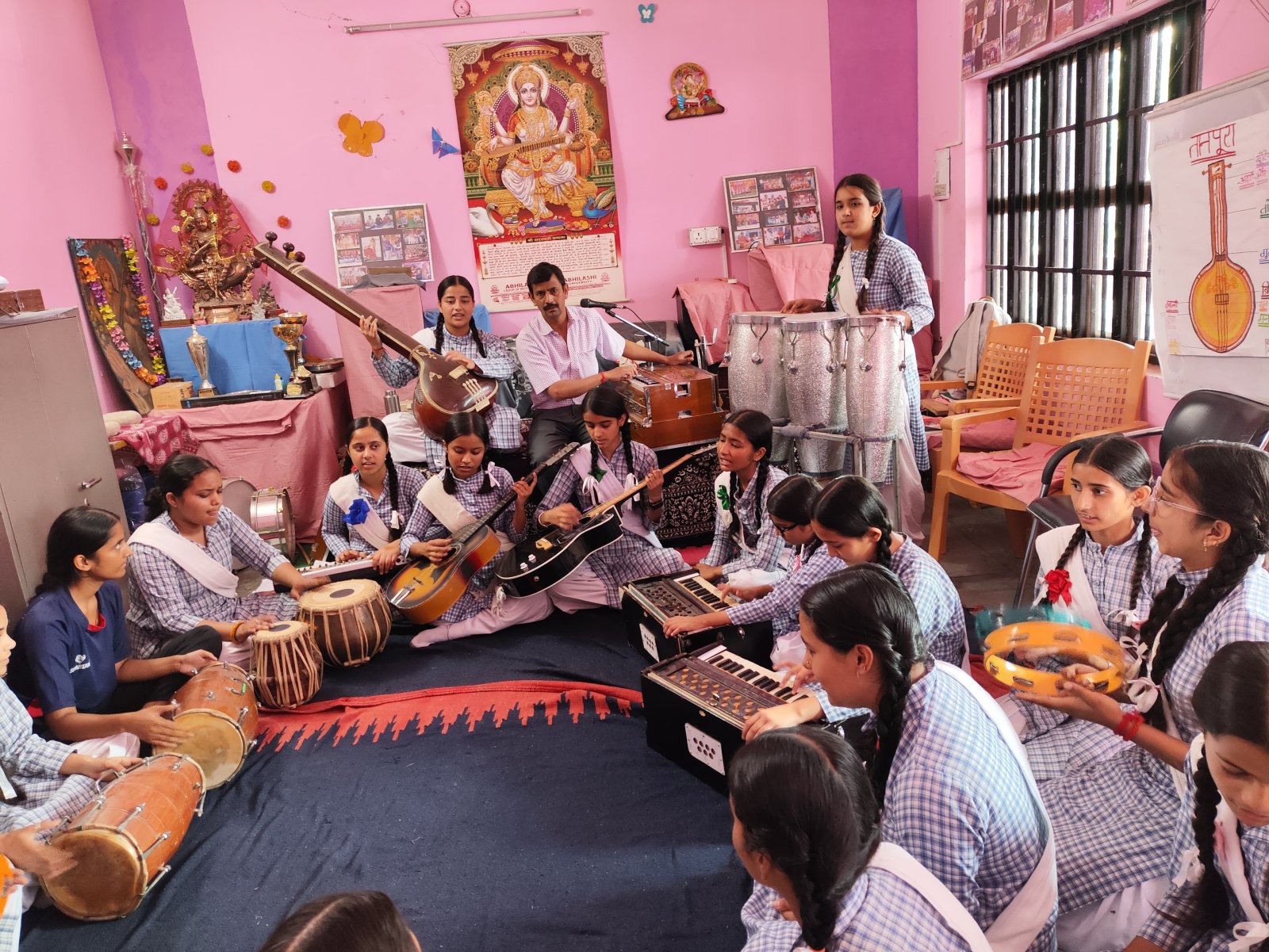 कन्या विद्यालय नादौन में भारतीय भाषा ग्रीष्मकालीन शिविर के तीसरे दिन कला, संगीत, नृत्य व चित्रकला का आयोजन