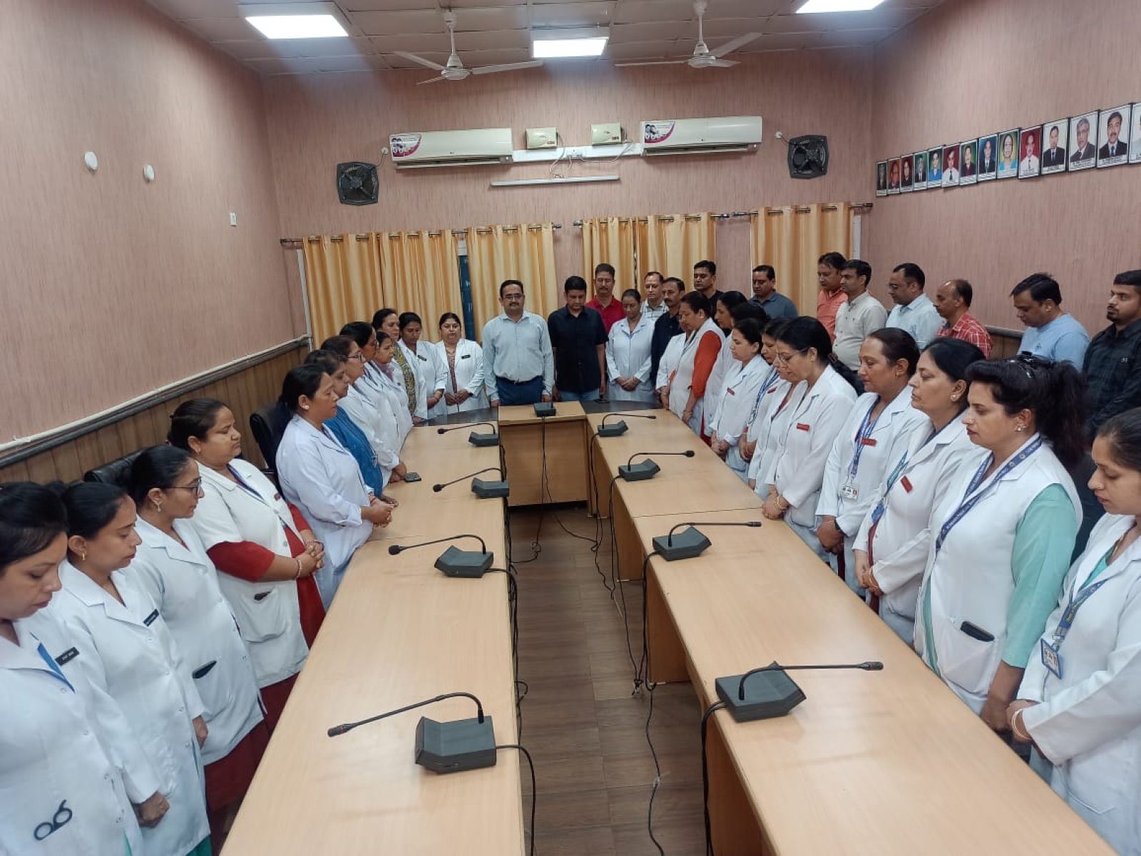 विमान हादसे में जान गंवाने वालों की याद में टांडा मेडिकल कॉलेज में दो मिनट का मौन