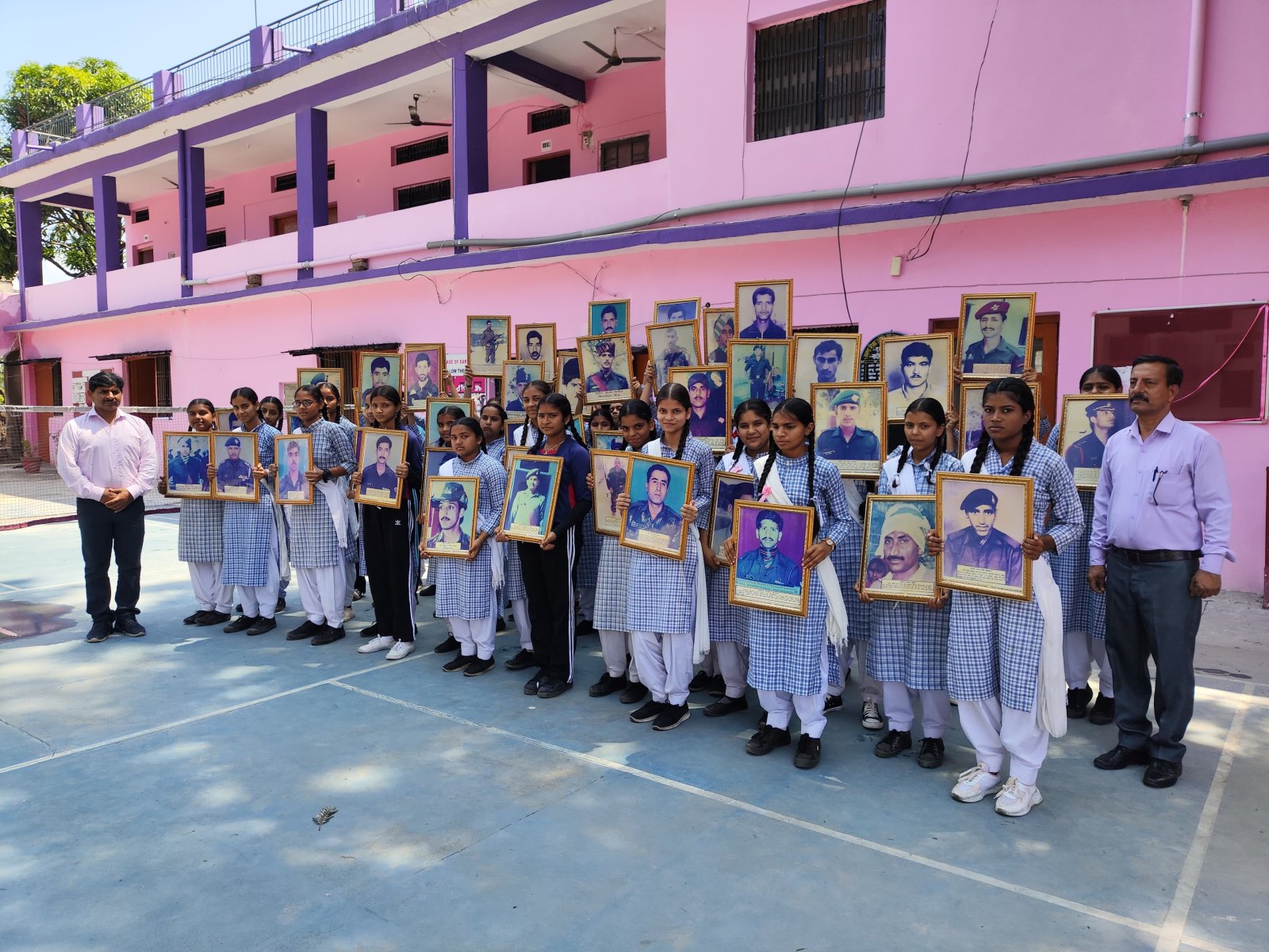 कारगिल शहीदों और नायकों से रूबरू हुईं कन्या विद्यालय नादौन की छात्राएं