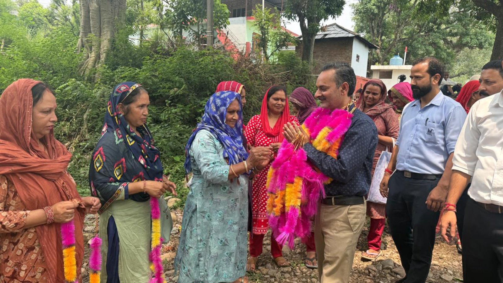हिमाचल पथ परिवहन निगम के उपाध्यक्ष अजय वर्मा ने सिंबल खोली पंचायत पहुंचकर सुनी लोगों की जन समस्याएं
