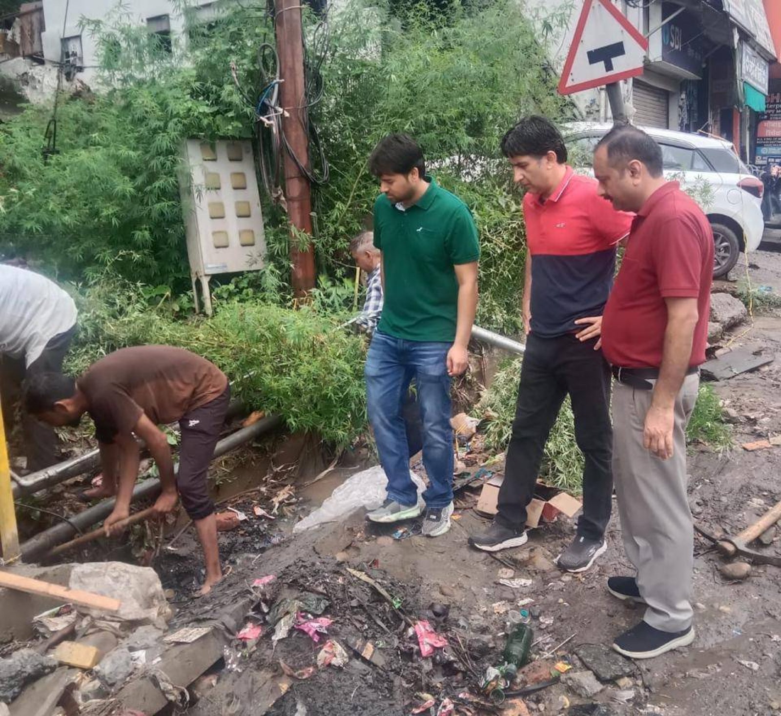 बस अड्डा के पास बंद नाली ने बढ़ाई मुसीबत, दुकानों में भरा कीचड़ और मलबा 