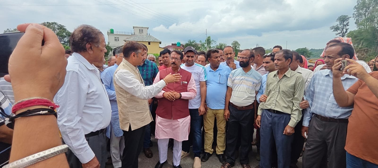 केंद्रीय मंत्री ने विधायक पवन काजल के विधानसभा क्षेत्र का दौरा कर जनता की सुनीं समस्याएं