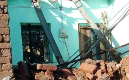 अति निर्धन मजदूर का कच्चा मकान गिरा, परिवार सुरक्षित लेकिन बेघर 