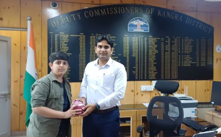 धर्मशाला के छात्र प्रथम पुरी ने दिखाई मानवता की मिसाल, पी.एस. फाइव के लिए जोड़ी गुल्लक सिराज आपदा राहत के लिए दान की