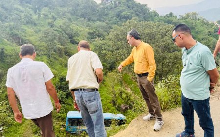 HRTC उपाध्यक्ष अजय वर्मा ने सरकाघाट के तारांगल में हुए बस हादसे की घटनास्थल से स्थिति का लिया जायजा 