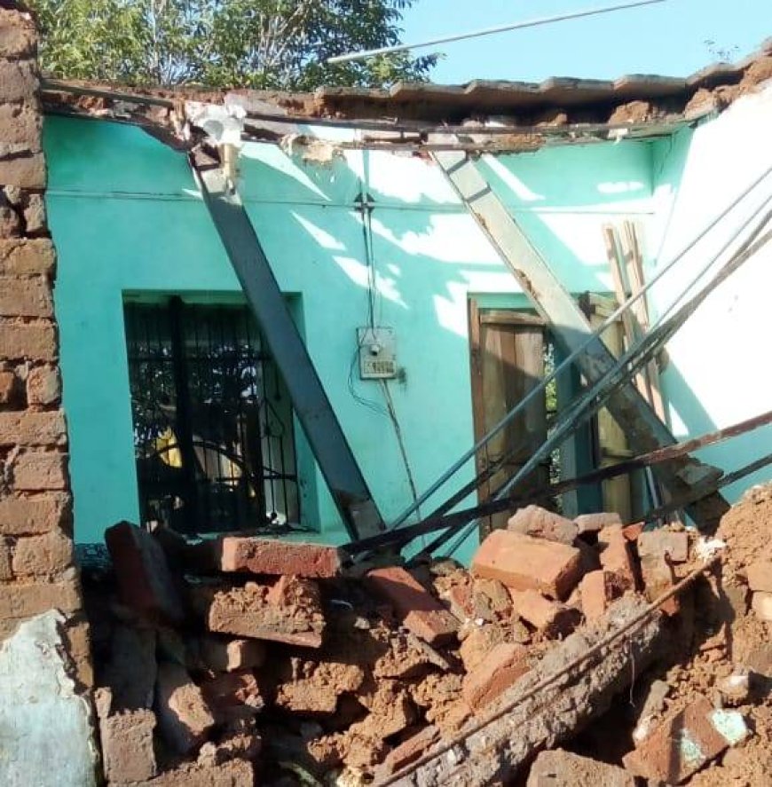 अति निर्धन मजदूर का कच्चा मकान गिरा, परिवार सुरक्षित लेकिन बेघर