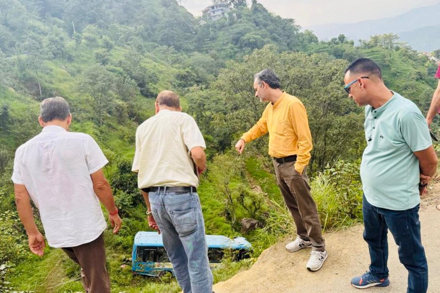 HRTC उपाध्यक्ष अजय वर्मा ने सरकाघाट के तारांगल में हुए बस हादसे की घटनास्थल से स्थिति का लिया जायजा