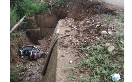 हमीरपुर-नादौन फोरलेन पर लापरवाही से हादसा — अधूरे डंगे ने स्कूटी सवार युवक को पहुंचाया नाले में!