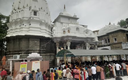 श्रावण अष्टमी के अंतिम दिन वज्रेश्वरी मंदिर में श्रद्धालुओं का जनसैलाब, बारिश में भी टेका माथा