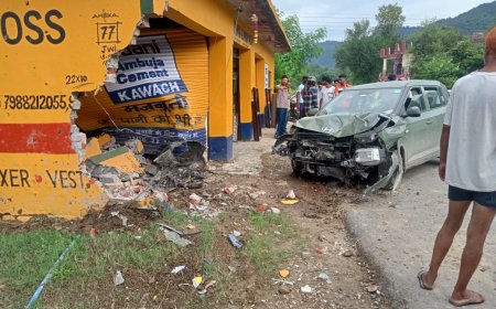 ज्वालामुखी अंब बाईपास पर बड़ा हादसा टला! बेकाबू गाड़ी शटर तोड़ दुकान के अंदर घुसी 🚗💥