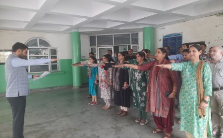 कांगड़ा में अधिकारियों-कर्मचारियों ने ली सद्भावना की शपथ – एसडीएम इशांत जसवाल ने दिलाई शपथ