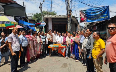 कांगड़ा में जश्न: पवन काजल बने BJP उपाध्यक्ष, लड्डू बांटे