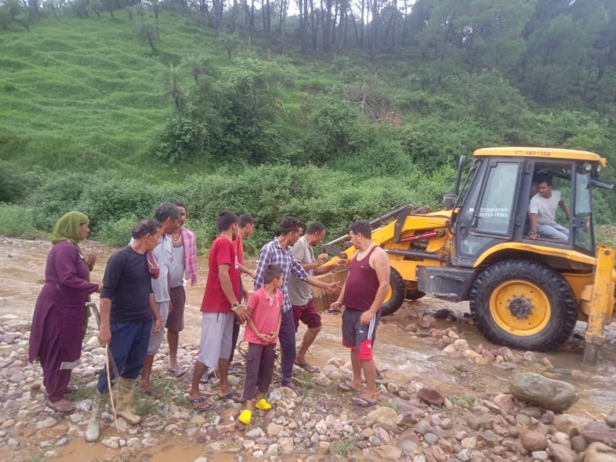 सुखाड़ खड्ड ने बदला रास्ता, गांव के 15 घर खतरे में — विधायक पवन काजल ने निजी JCB भेज कर शुरू करवाई राहत