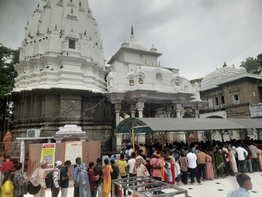 श्रावण अष्टमी के अंतिम दिन वज्रेश्वरी मंदिर में श्रद्धालुओं का जनसैलाब, बारिश में भी टेका माथा