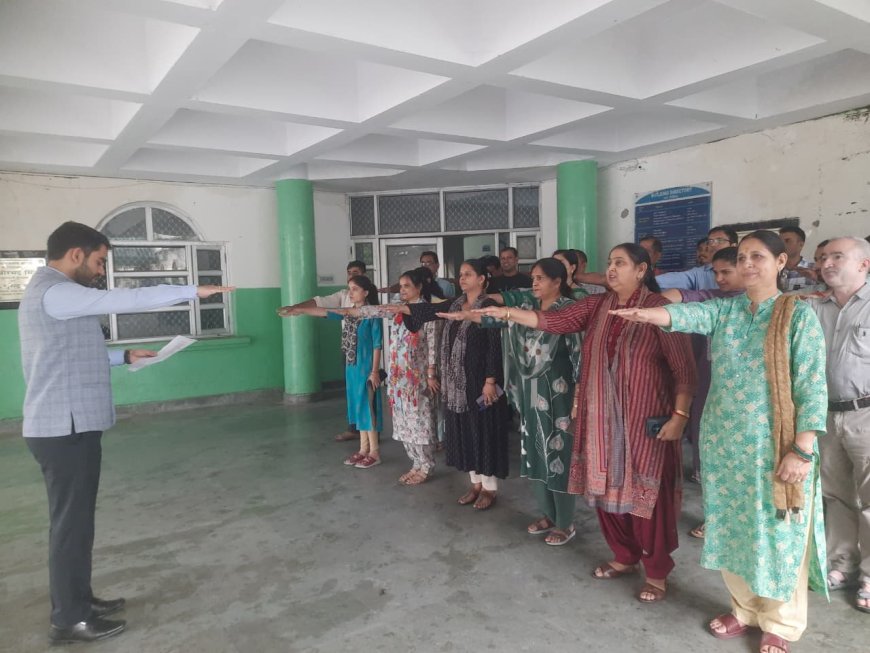 कांगड़ा में अधिकारियों-कर्मचारियों ने ली सद्भावना की शपथ – एसडीएम इशांत जसवाल ने दिलाई शपथ