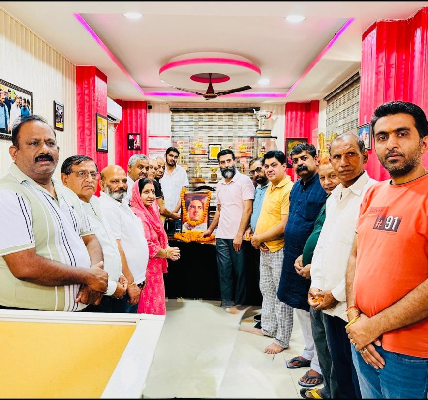 नादौन में धूमधाम से मनाई गई पूर्व प्रधानमंत्री राजीव गांधी की जयंती, कांग्रेस कार्यकर्ताओं ने किया माल्यार्पण