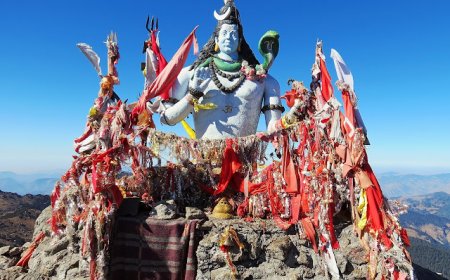 “हिमाचल की वो चोटी, जहां बादल भी रहस्य बुनते हैं”