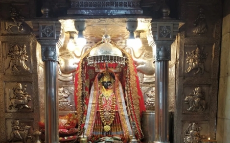 क्या आपने सुना है ? इस मंदिर में प्रतिमा कभी पसीना, तो कभी आँसू से देती हैं संकेत!