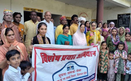 नुक्कड़ नाटक से ग्रामीणों को बताई सरकारी योजनाएं 🎭