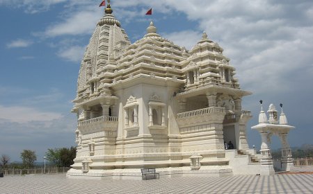 "सफेद संगमरमर, राधा-कृष्ण और आध्यात्मिकता का अद्भुत संगम!"