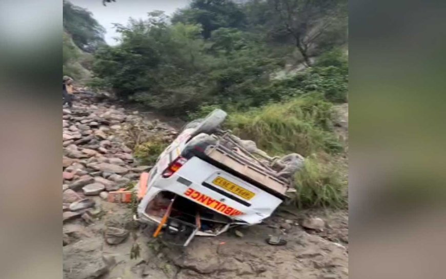 गगरेट में खाई में गिरी एंबुलेंस, तीन की दर्दनाक मौत