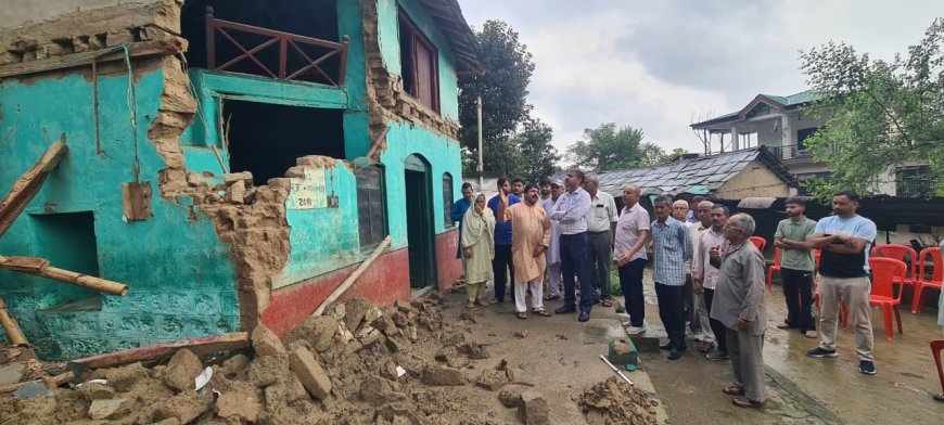 कांगड़ा में बाढ़ पीड़ितों से मिले पवन काजल, मदद का भरोसा