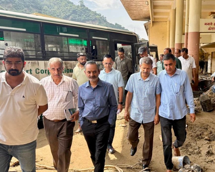 धर्मपुर बस अड्डे पर आपदा का कहर, 20 बसें क्षतिग्रस्त