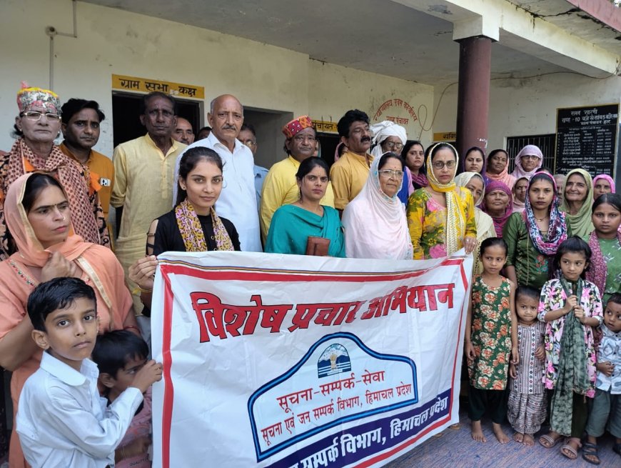 नुक्कड़ नाटक से ग्रामीणों को बताई सरकारी योजनाएं 🎭