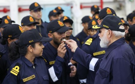 "INS विक्रांत पर मोदी की दिवाली: सियाचिन से समंदर तक भारतीय सैनिकों संग जश्न"