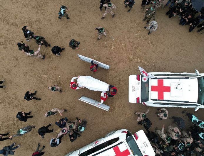 गाजा संघर्ष: बंधक की लाश लौटाई, ड्रोन हमला और रेड क्रॉस की दौड़