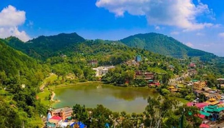 रेवालसर झील: जहाँ झील, गोम्पा और गुरुद्वारा बुनते हैं आस्था की अनोखी गाथा 🪔